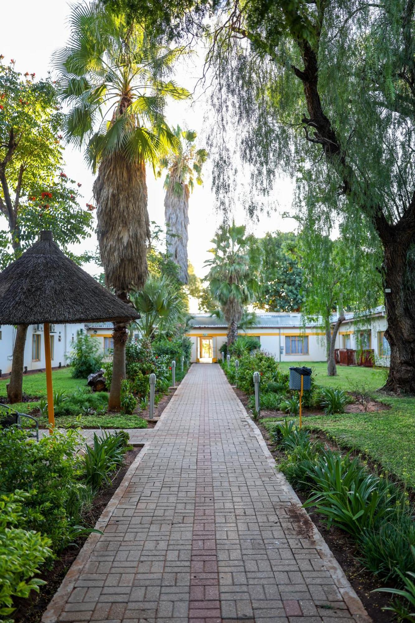 Cresta Botsalo Hotel Palapye エクステリア 写真