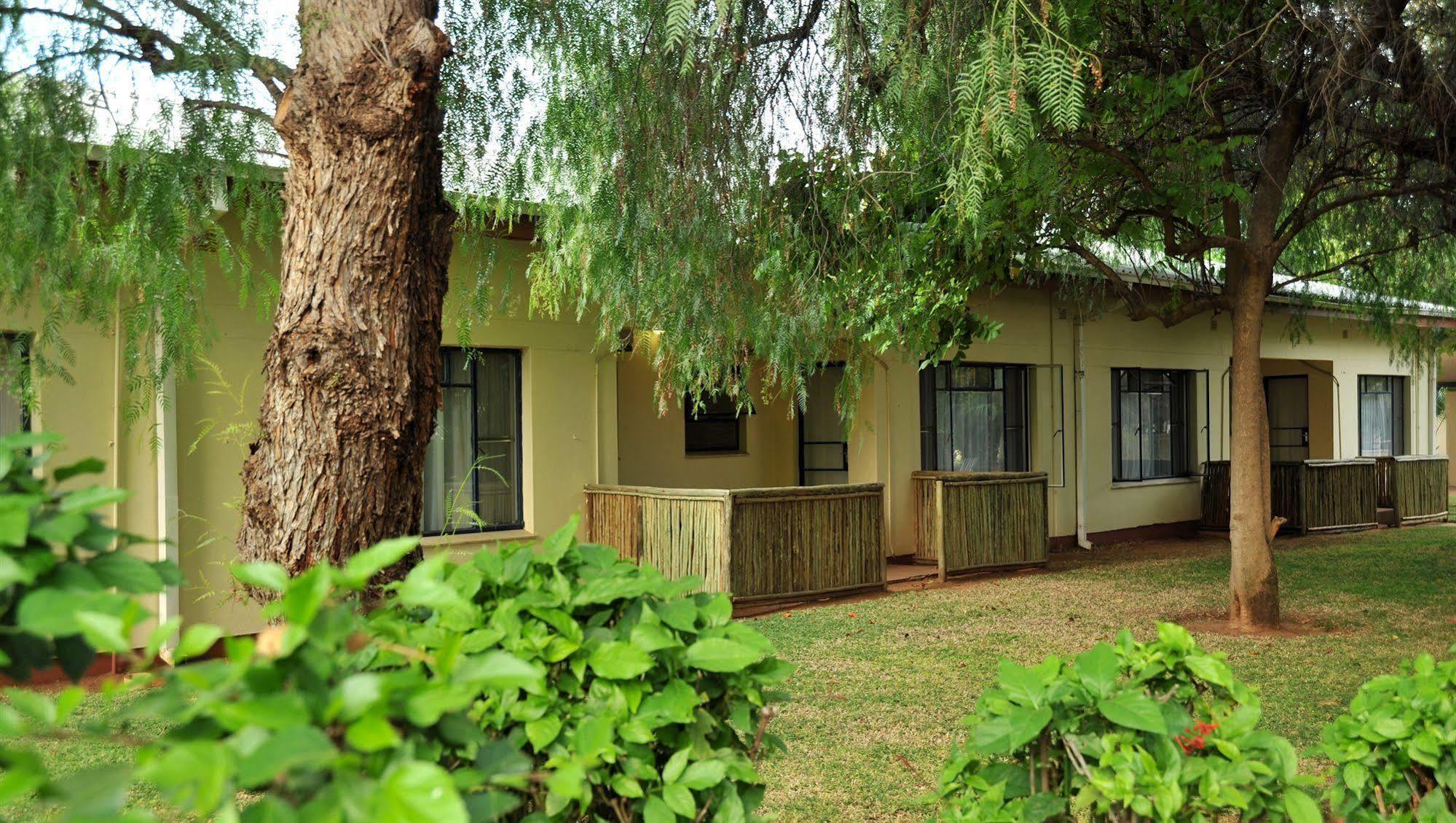 Cresta Botsalo Hotel Palapye エクステリア 写真
