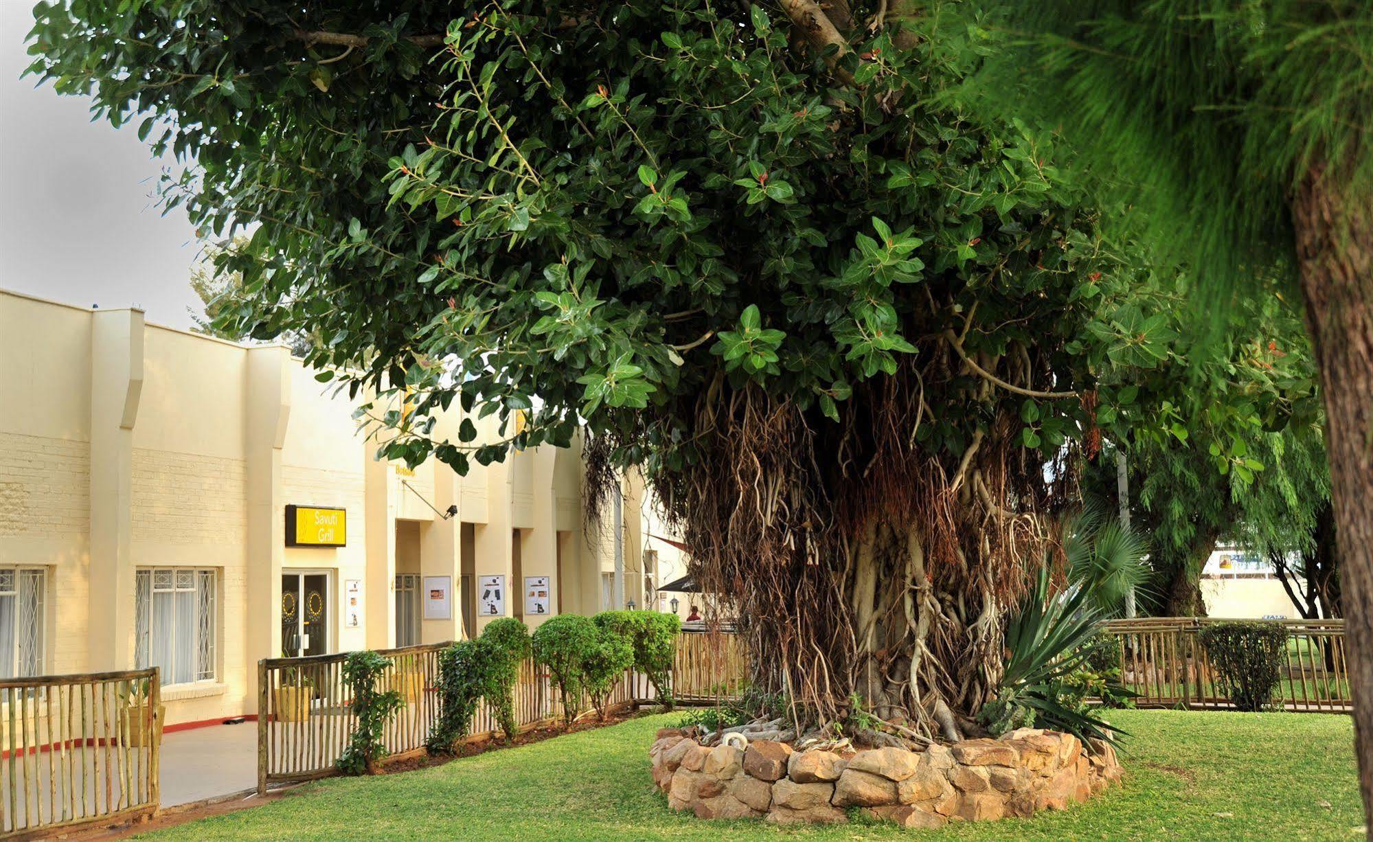 Cresta Botsalo Hotel Palapye エクステリア 写真