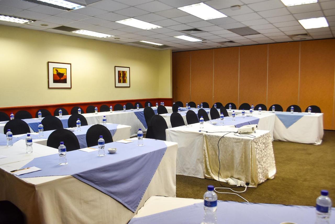 Cresta Botsalo Hotel Palapye エクステリア 写真